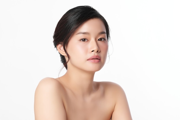 白地​に​きれいな​新鮮な​肌​を​持つ​美しい​若い​アジア​の​女性