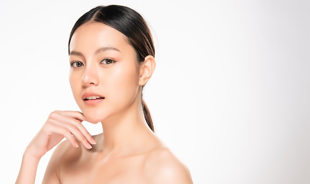 清潔でさわやかな肌を持つ美しい若いアジア女性 Premium写真