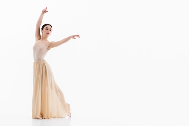 Foto gratuita bella giovane ballerina che danza con grazia