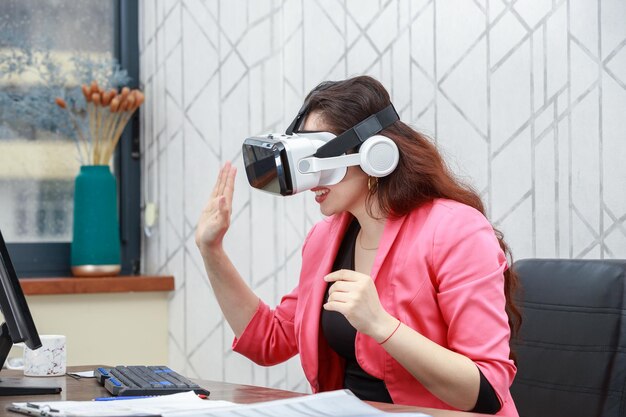 VR 안경을 쓰고 악수하는 아름다운 젊은 여성 사업가 고품질 사진