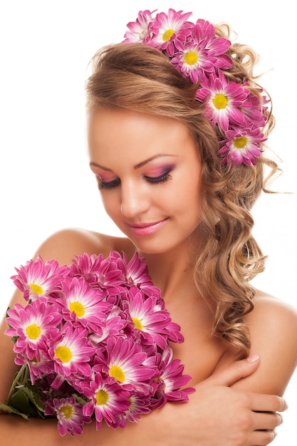 花を持つ美しい若い白人女性