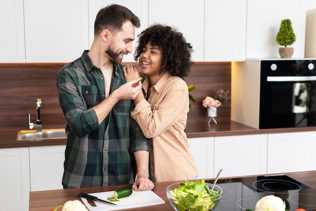 Foto gratuita belle giovani coppie che cucinano insieme