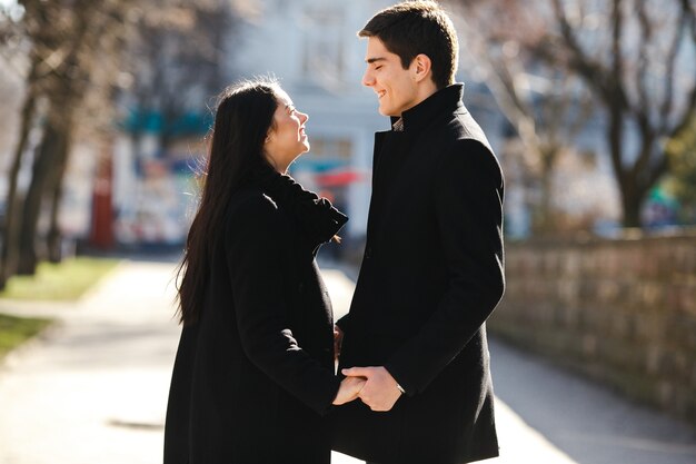 美しい若いカップルが街で出会う