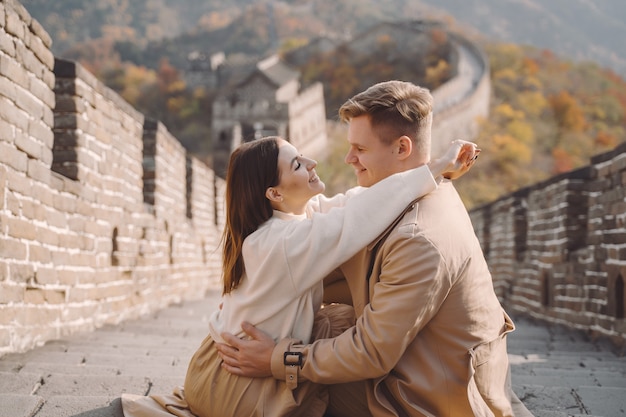 万里の長城に愛情を示す美しい若いカップル