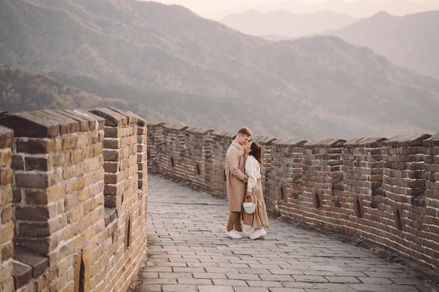 중국의 만리 장성에 애정을 보여주는 아름 다운 젊은 부부