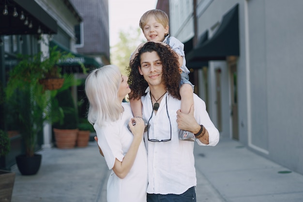 Foto gratuita bella giovane famiglia