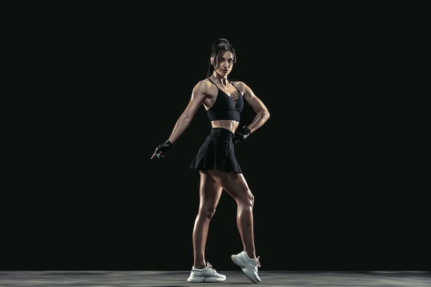블랙에 연습 하는 아름 다운 젊은 여성 운동 선수