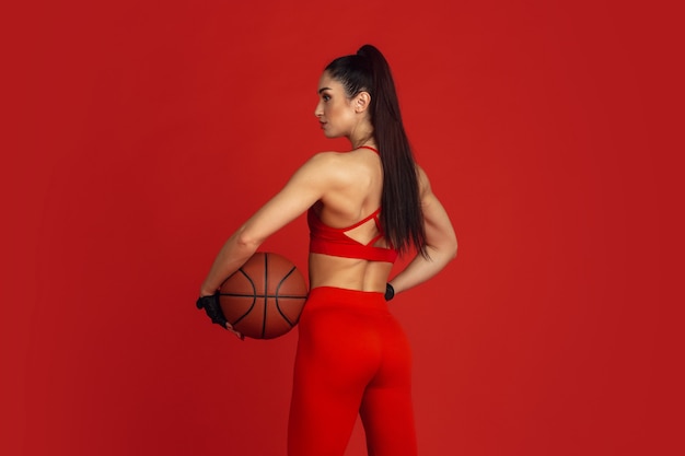 스튜디오, 단색 빨간색 초상화 연습 아름 다운 젊은 여성 운동 선수.