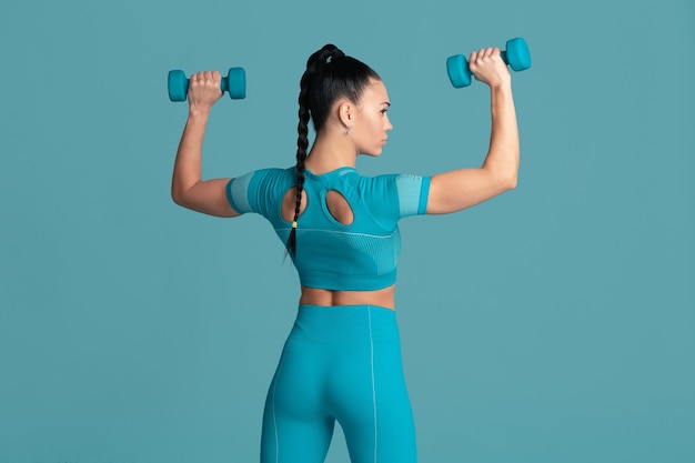 Foto gratuita bello giovane atleta femminile che pratica in studio