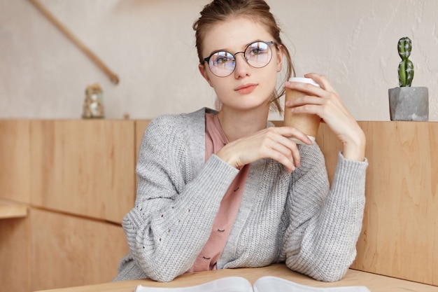 一杯のコーヒーと美しい若い女性