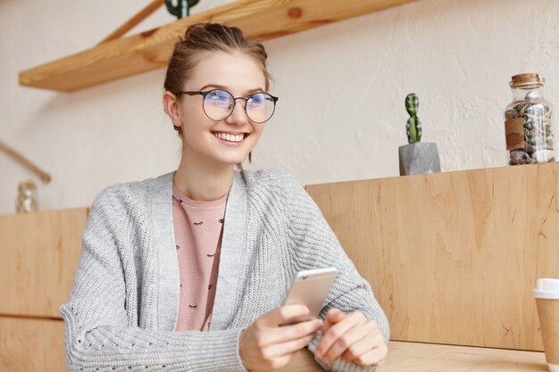 スマートフォンで美しい若い女性