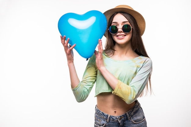 Foto gratuita bella ragazza che tiene un aerostato di aria del cuore blu. il concetto di san valentino