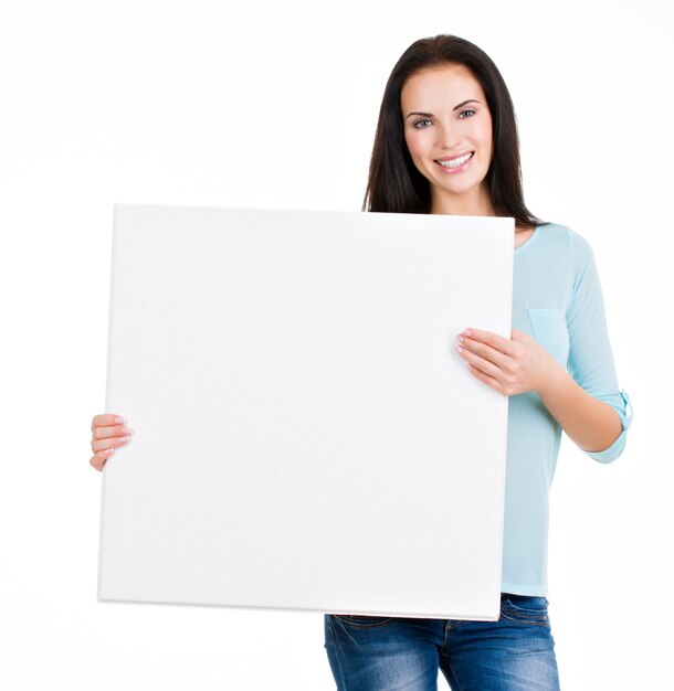 Красивая молодая девушка держит плакат, изолированные на белом фоне