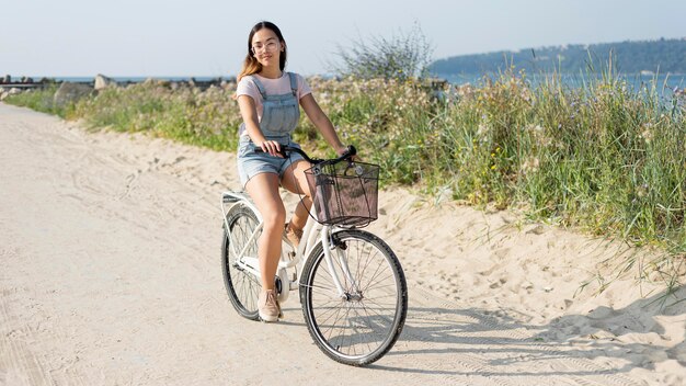 야외에서 자전거를 타고 아름 다운 젊은 여자