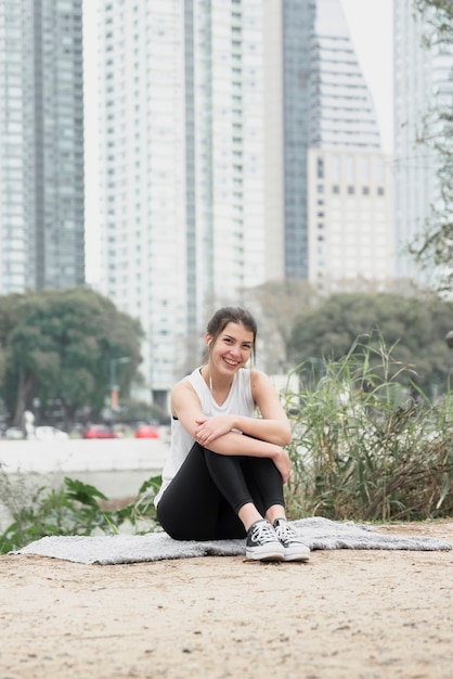 Free photo beautiful young girl smiling outdoor