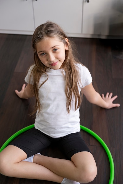 Bella ragazza che usa l'hula hop