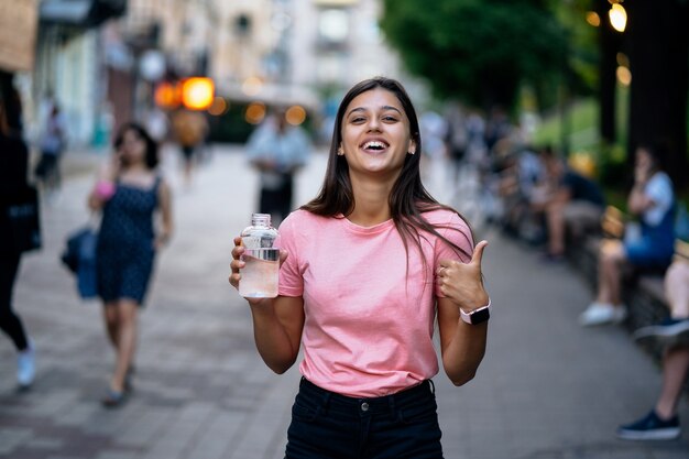 水のボトルを持つ美しい少女