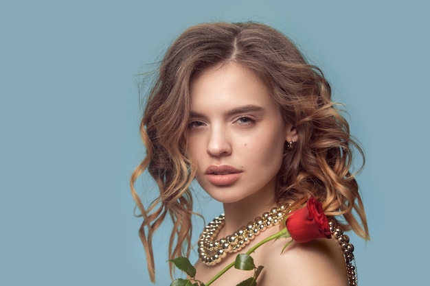 赤いバラと真珠のジュエリーを持つ美しい少女-イヤリング、ブレスレット、ネックレス