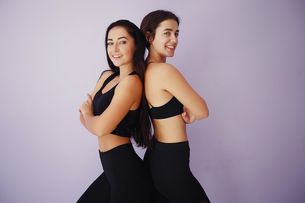 Belle e giovani ragazze in una palestra