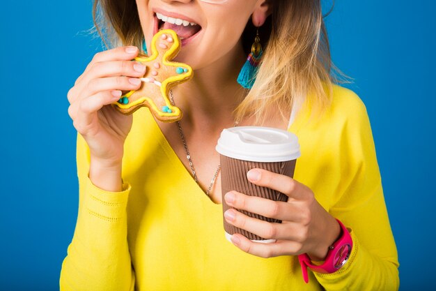 아름 다운 젊은 hipster 여자, 쿠키를 먹고, 커피를 마시는