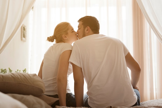 無料写真 美しい若い男と女のキス