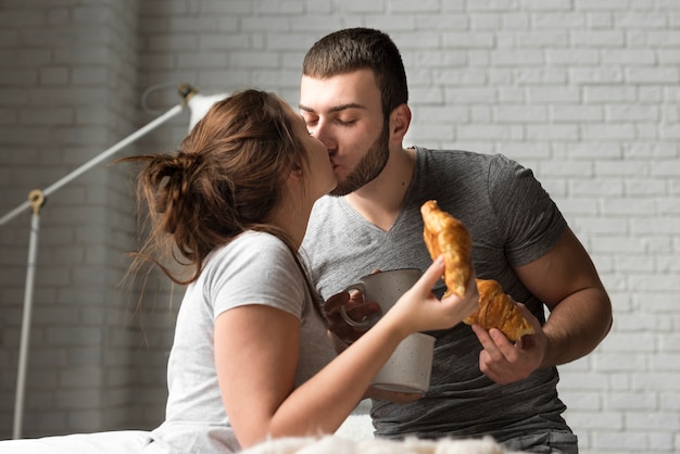 Foto gratuita bello baciare della donna e del giovane