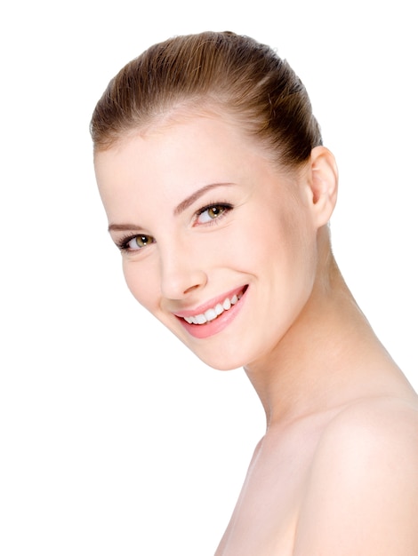 Free photo beautiful young smiling woman with clean fresh face