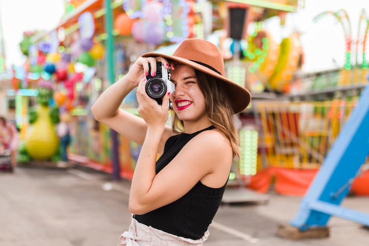 Free Photo beautiful young woman in the amusement park