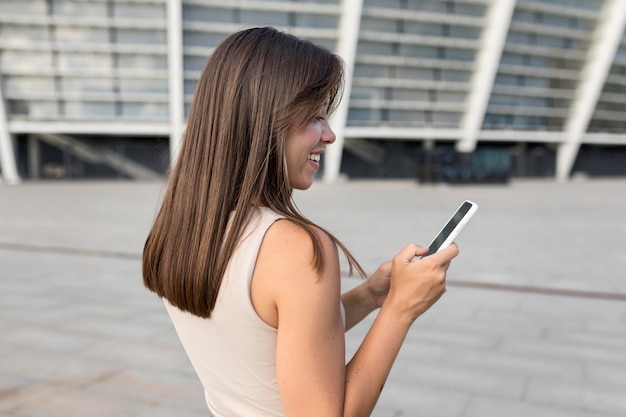 美しい若い女性は彼女の電話をチェック