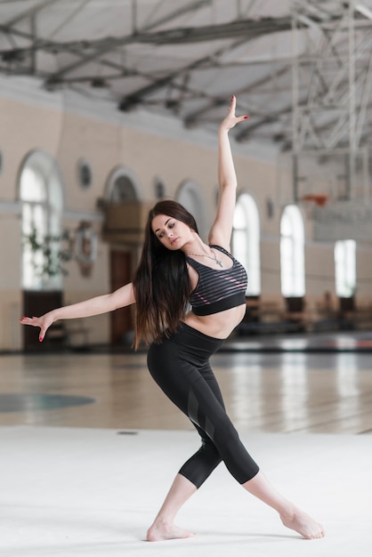무료 사진 댄스 스튜디오에서 춤을 아름 다운 젊은 여자