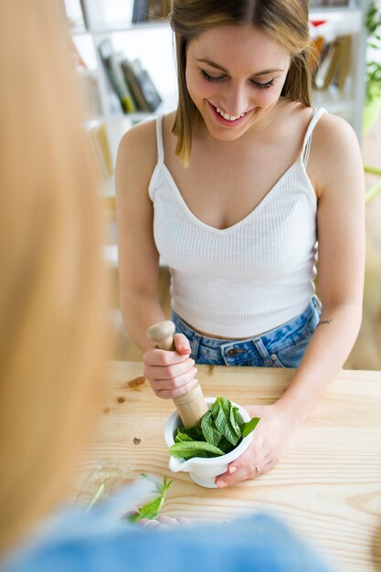 美しい若い女性は家で朝食を楽しんでいます。