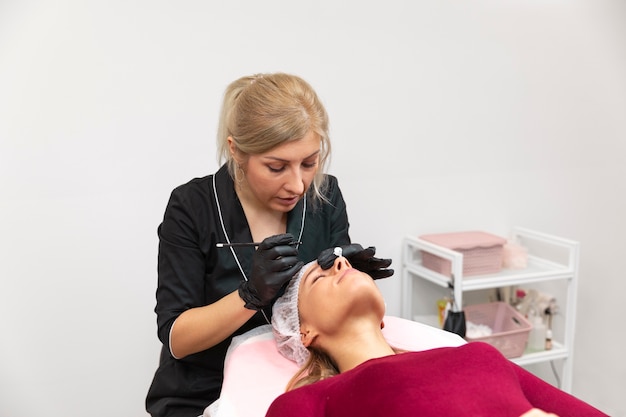 Free photo beautiful young woman going through a microblading treatment