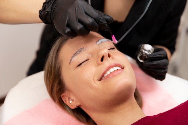 Free photo beautiful young woman going through a microblading treatment