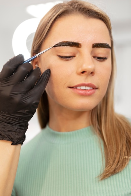 Foto gratuita bella giovane donna che si sottopone a un trattamento di microblading