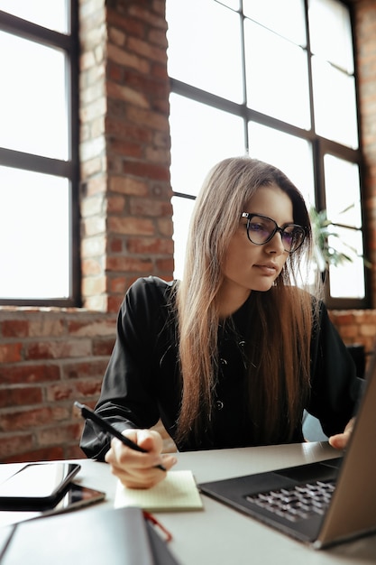 Free photo beautiful young woman in the home office. working from home. teleworking concept