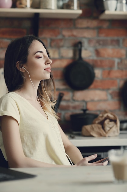 Foto gratuita bella giovane donna a casa