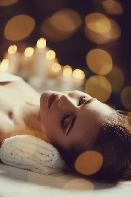 Foto gratuita bella giovane donna sdraiata e in attesa del suo massaggio. concetto di spa