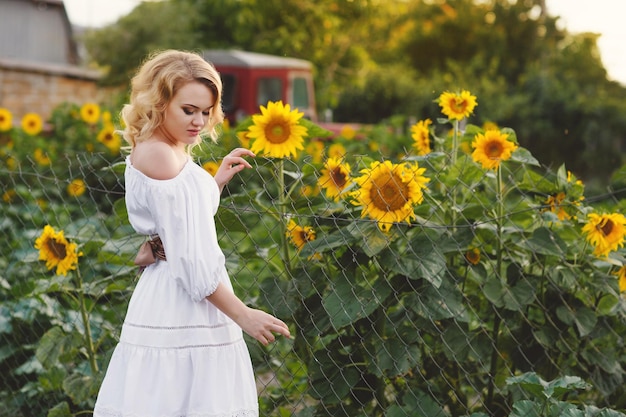 Bella giovane donna all'aperto