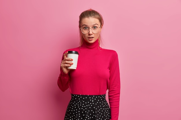 Free photo beautiful young woman portrait wearing glasses isolated