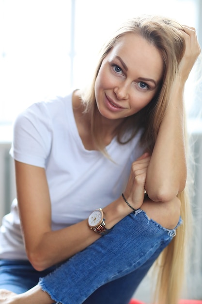 Free photo beautiful young woman posing at home