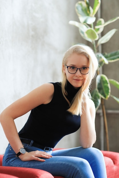 Free photo beautiful young woman posing at home