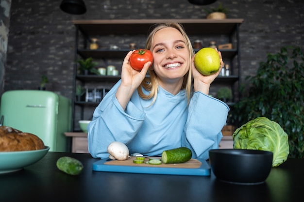 Bella giovane donna che posa nella cucina