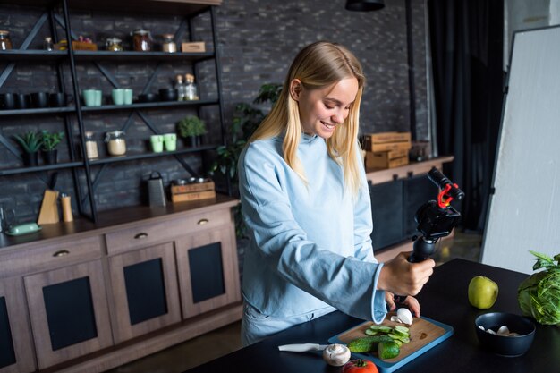 Foto gratuita bella giovane donna che posa nella cucina