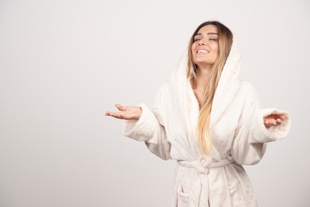 Free photo beautiful young woman posing in a robe