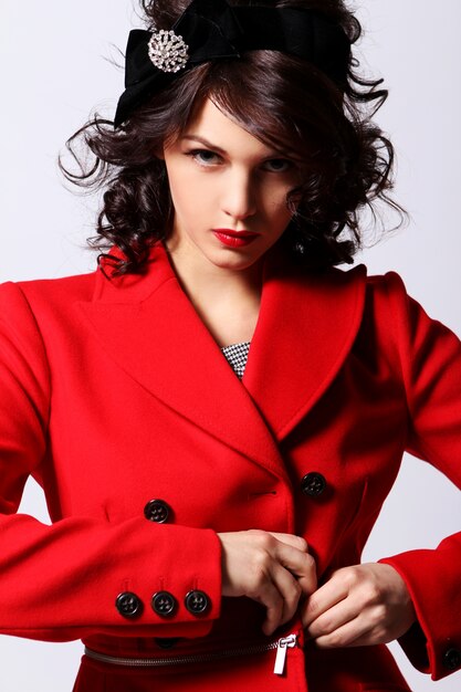 Красивая молодая женщина в красном пальто