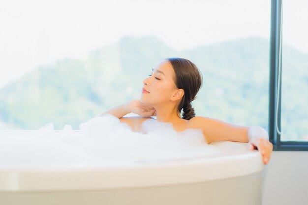 Красивая молодая женщина, расслабляющаяся в ванне