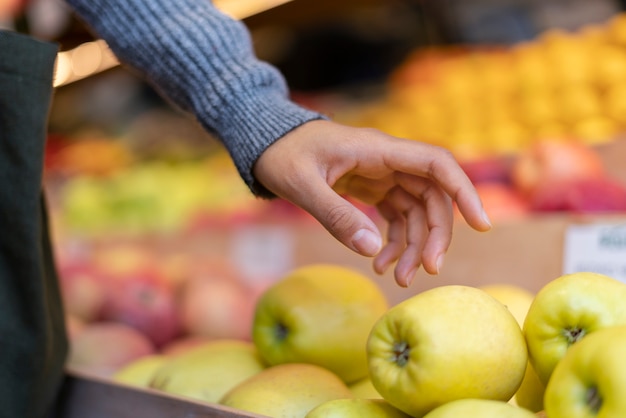 食べ物を買う美しい若い女性