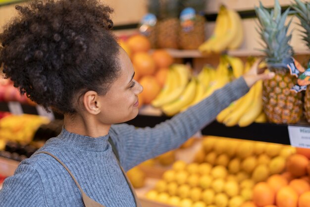 食べ物を買う美しい若い女性