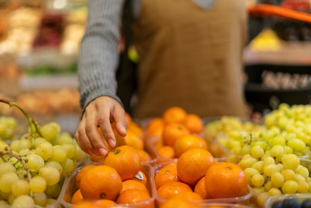 食べ物を買う美しい若い女性