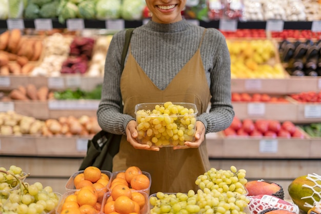 食べ物を買う美しい若い女性